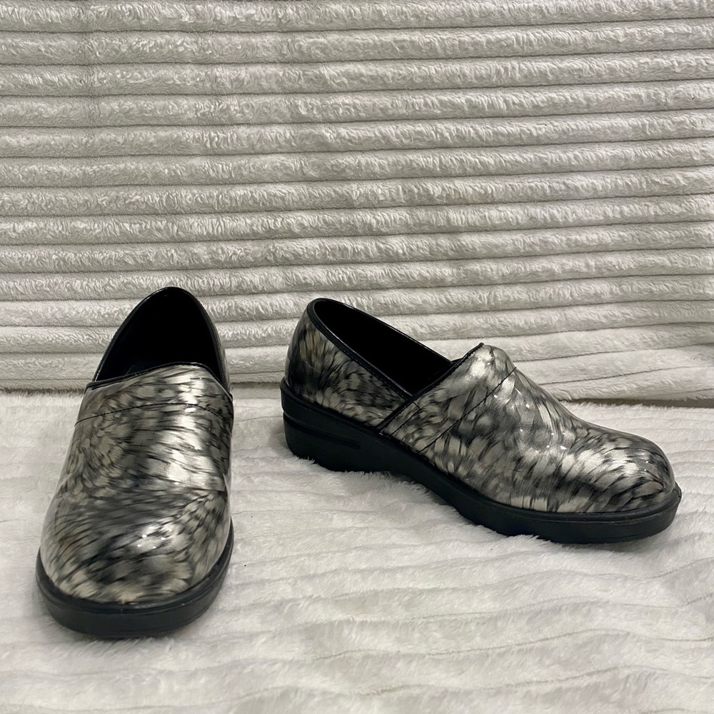 SAVVY Stock Brandy Size 7M Nursing Shoes